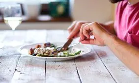 چگونه کمتر غذا بخوریم؟