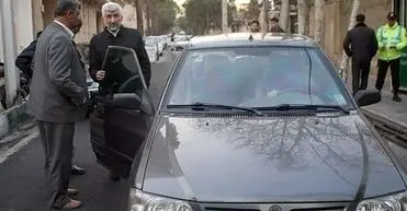 مهمتر از هزینه ضدگلوله کردن پراید سعید جلیلی که حقوق 18 سال یک کارگر است؛ ژست ساده زیستی است که سالها به مردم فروخته