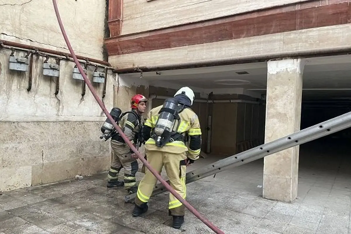 آتش‌سوزی در یک کارگاه کفاشی و نجات دو کارگر/ ویدئو