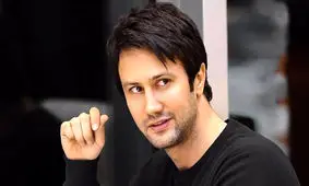 شاهرخ استخری در بلژیک؛ از تیپ و چهره تازه تا طعنه به شبکه آی فیلم/ تصاویر