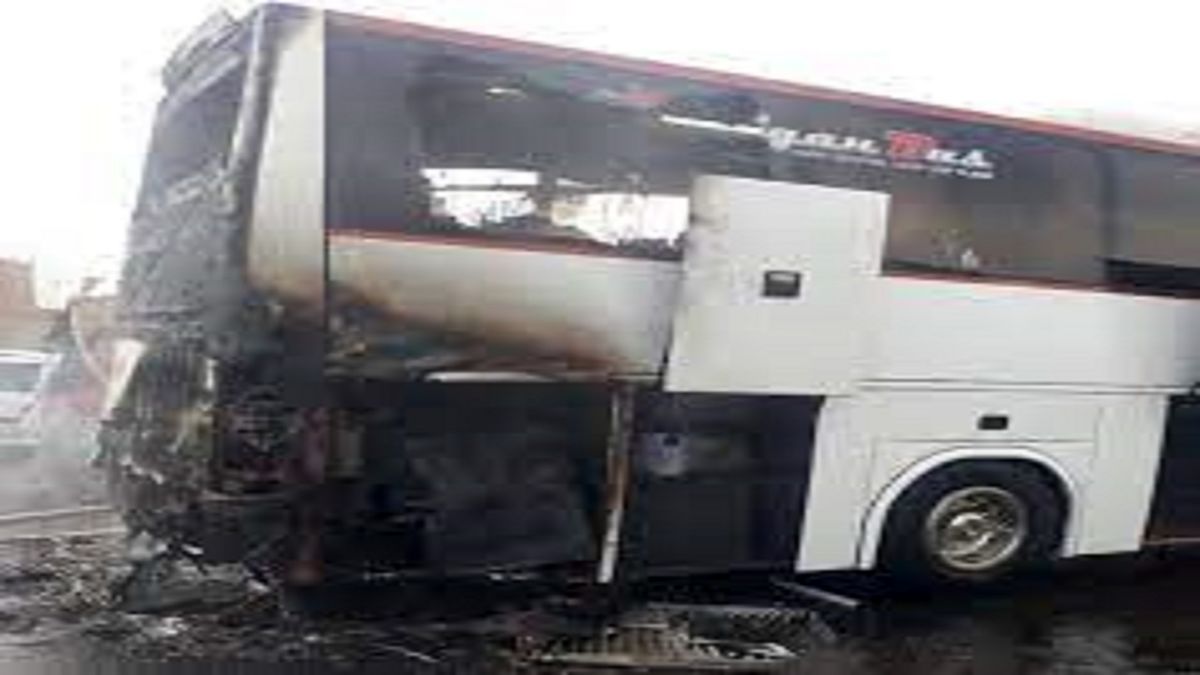 آتش گرفتن اتوبوس کارکنان یک شرکت در بلوار وکیل آباد مشهد/ ویدئو