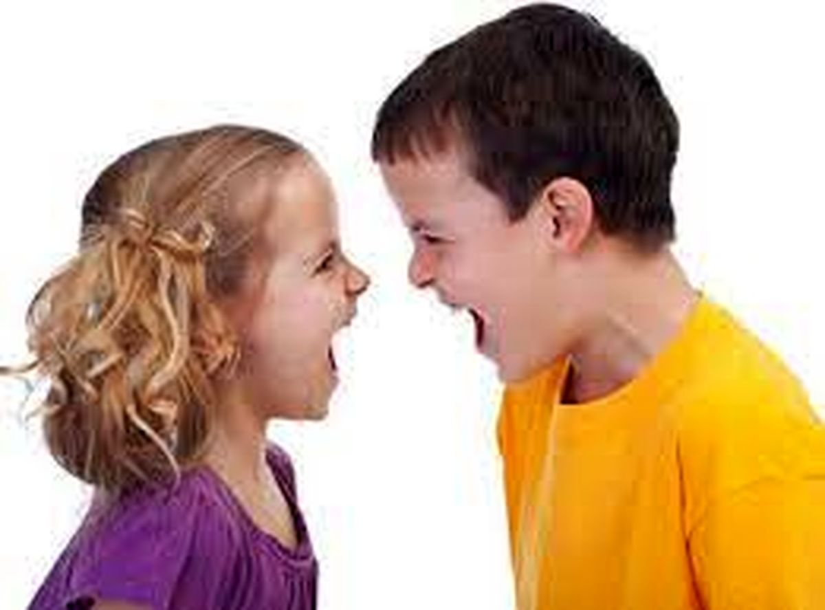 والدین چه نقشی در کنترل دعوای خواهر و برادر دارند؟