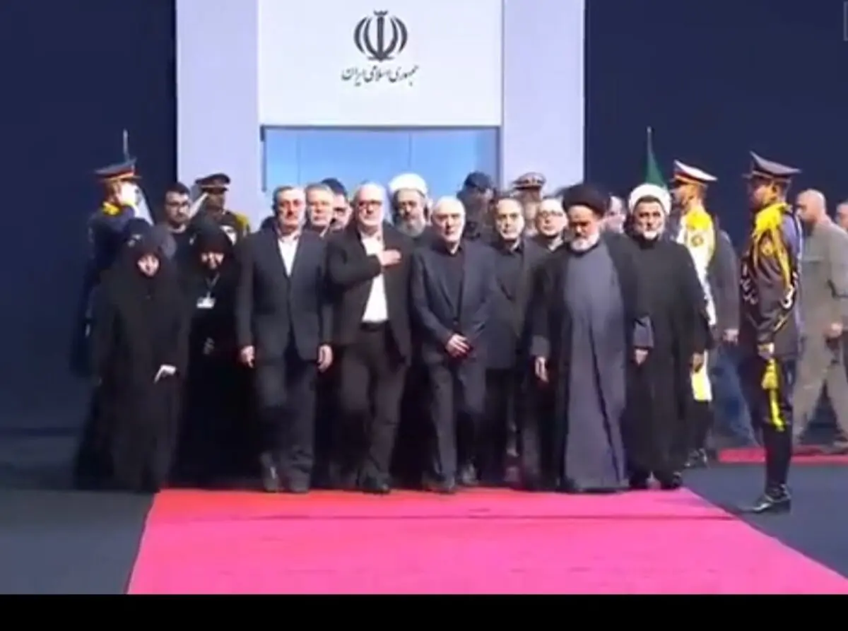 وداع جمعی از اعضای حزب‌الله لبنان و خانوادهٔ سید حسن نصرالله و عماد مغنیه و فرماندهان شهید حزب‌الله با رهبر شهید انقلاب 
