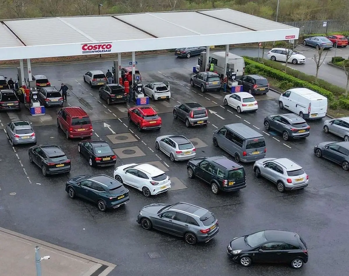 بحران سوخت در بریتانیا؛ ازدحام خودروها در پمپ بنزین ها/ تصاویر