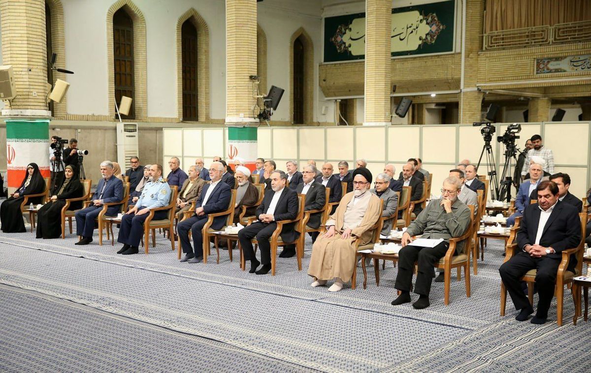 عباس عراقچی و علی لاریجانی در حاشیه دیدار امروز رئیسجمهور و اعضای هیات دولت با رهبر انقلاب