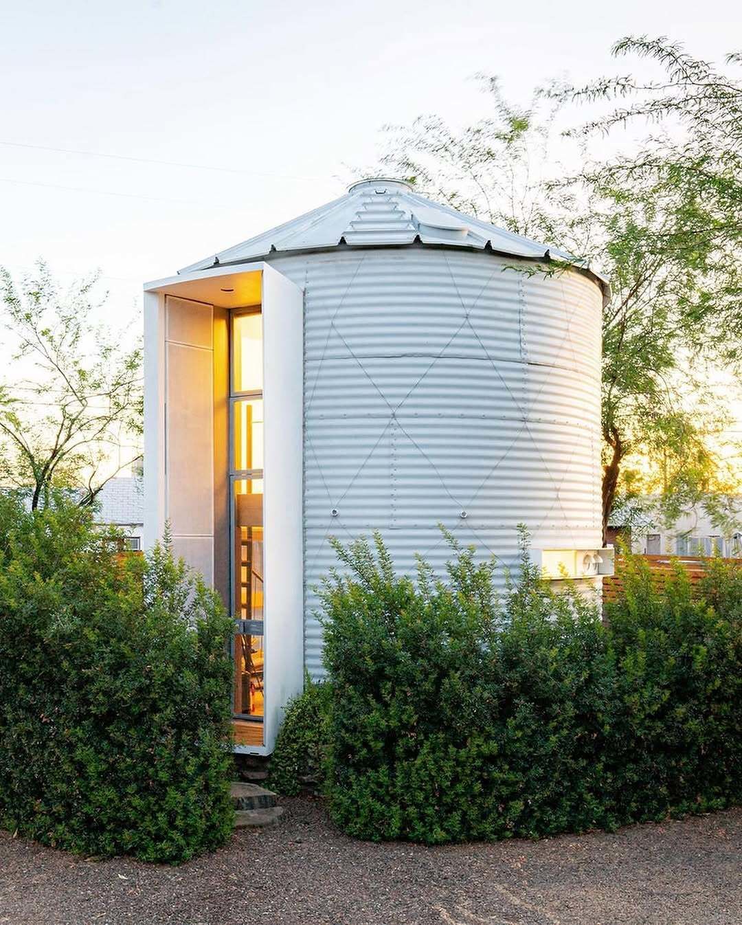 پروژه نوآورانه «خانه سیلو» در فینیکس آریزونا، بازسازی یک سیلو غلات قدیمی به یک خانه ریزمقیاس (۲۱ متر مربع) و مدرن، که مفهوم مسکونی را در یک سازه غیرمرسوم بازتعریف می‌کند