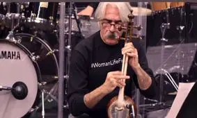 هشتگ زن زندگی آزادی روی پیراهن کیهان کلهر و نوازندگان خارجی همراهش/ ویدئو

