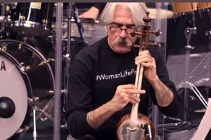 هشتگ زن زندگی آزادی روی پیراهن کیهان کلهر و نوازندگان خارجی همراهش/ ویدئو

