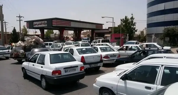 کاهش سهمیه بنزین ۱۵۰۰ و ۳۰۰۰ تومانی / نرخ سوم از ۵۰۰۰ به ۱۰ هزار تومان رسید