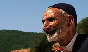 ترفند بامزه پیرمرد روستایی برای به دست آوردن عشقش!/ ویدئو