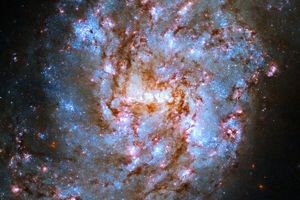 تلسکوپ هابل یک کهکشان شبیه مار را به تصویر کشید

