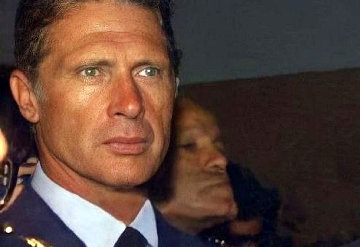  سفر در زمان؛ «نادر جهانبانی» در حال پرتاب سکه در یک آبنما در شهر رم؛ اواخر دهه 30 