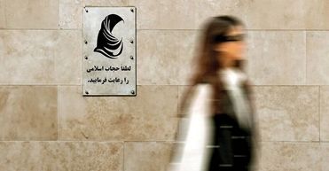 تصویری که سال ۱۳۷۷ باعث توقیف یک مجله شد/ امروز برای بسیاری عجیب یا حتی خنده‌دار است که چنین عکسی، بتواند مجله‌ای را به تعطیلی بکشاند/ محمدرضا باهنر، از چهره‌های تندرو آن زمان این عکس را در دست گرفت و آن را مصداق «ترویج فحشا و بی‌بندوباری» دانست/ عکس