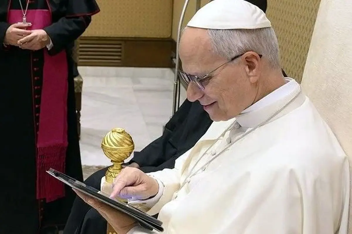 پاپ لئو ساعت سه صبح در اینترنت چه می‌کند؟!