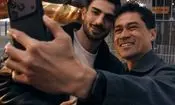 چرا گردشگران برای عکس با یک دستفروش خیابانی صف می‌بندند؟