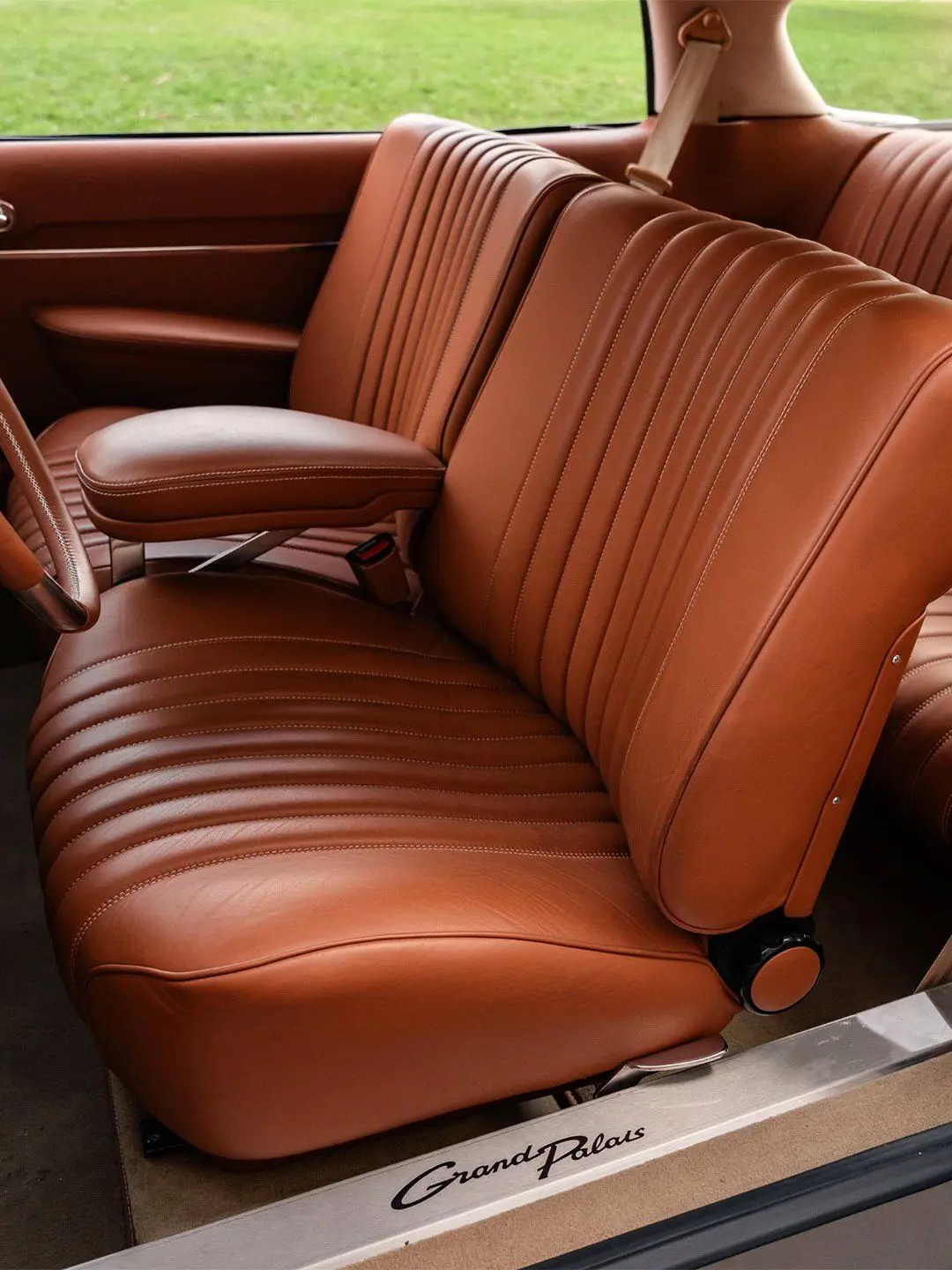 خودروی کوپه لوکس سیتروئن گرند-پاله با بدنه کلاسیک و طراحی ژرار گودفروی در حال حرکت در جاده.