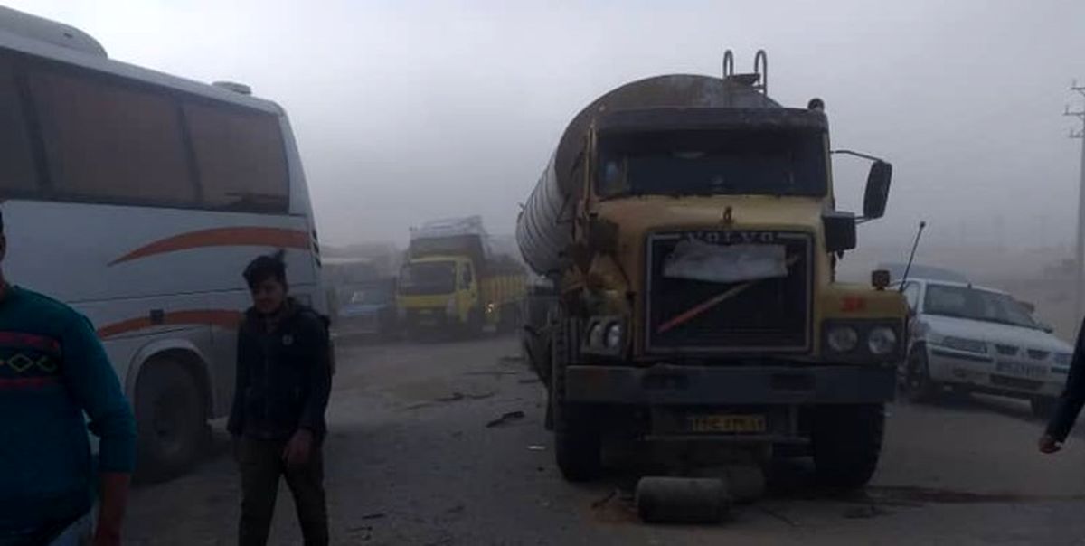 طوفان شن در محور اصفهان_ سجزی منجر به تصادف ۱۱ خودرو شد