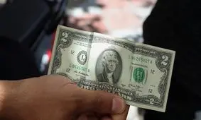 دلار توافقی برای اولین بار به کانال ۲۷ هزار تومان کاهش یافت/ مردم تمایلی به خرید ارز ندارند