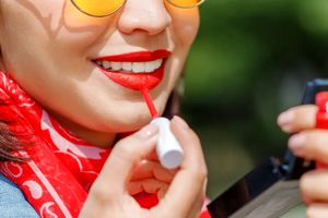 ۷ ترفند مهم برای جلوگیری از آب شدن آرایش در گرمای تابستان