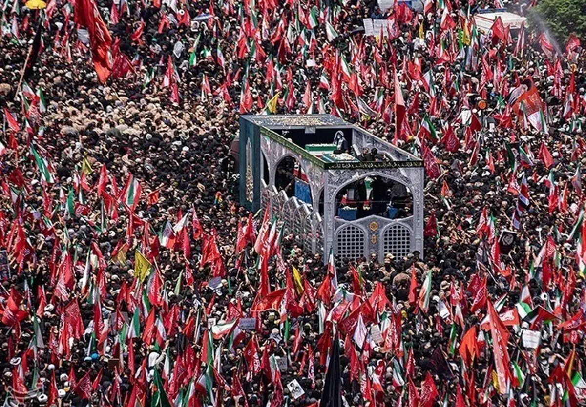 طواف هوایی پیکر رهبر شهید در حرم حضرت معصومه (س) و انتقال به تهران