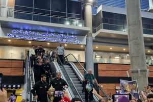 تیم ملی کشتی فرنگی وارد ایران شد/ رقص و آواز محلی بختیاریها برای استقبال از قهرمانان کشتی فرنگی در فرودگاه امام خمینی (ره)/ ویدئو