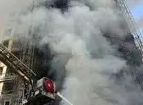 نجات بیش از ۳۰ نفر از آتش‌سوزی برج ۲۰ طبقه در حال ساخت در غرب تهران/ ویدئو
