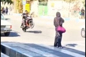 عاقبت موتورسواری نمایشی مقابل مدرسه دخترانه/ ویدئو