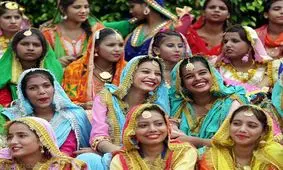 راه رفتن روی کمر زنان برای درمان نازایی/ ویدئو