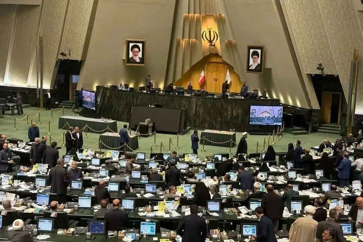 پست معنادار رسانه رهبر انقلاب همزمان با تصویب طرح عجیب ضد رسانه ای و ضدامنیتی مجلس/ عکس
