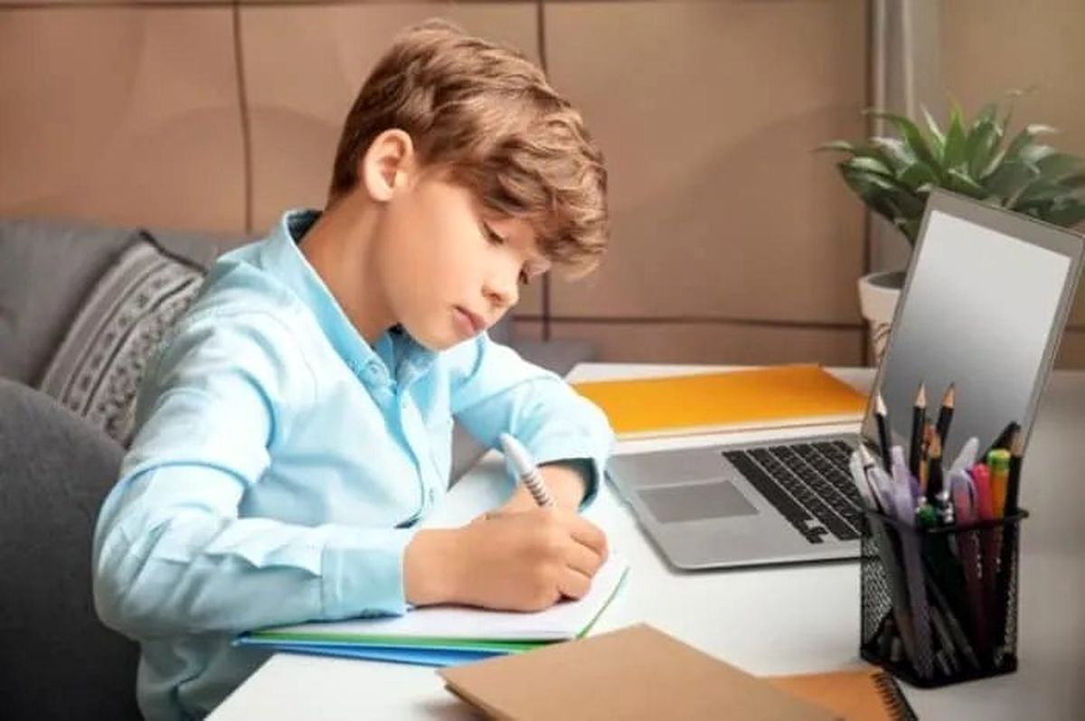 ۸ آسیبی که مشق نوشتن نامناسب سر بچه ها می آورد