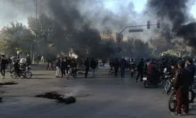 تصاویر لحظه دستگیری دختران اصفهانی که شعار ساختارشکنانه می‌دادند/ ویدئو