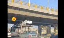 گیر کردن تریلی خودرو بر، زیر پل در مشهد/ ویدئو