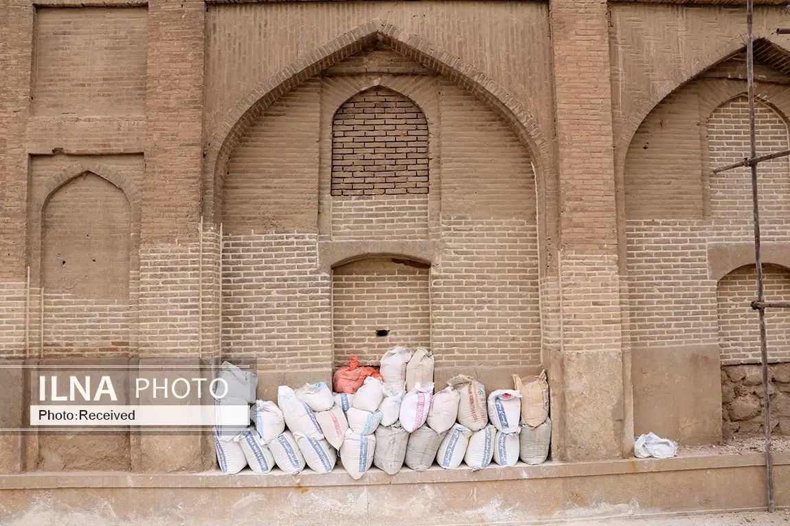 مرمت مدرسه خان شیراز با سیمان سفید! مرمتگران شیوه‌ی مرمت مهمترین بنای صفوی را فاجعه دانستند