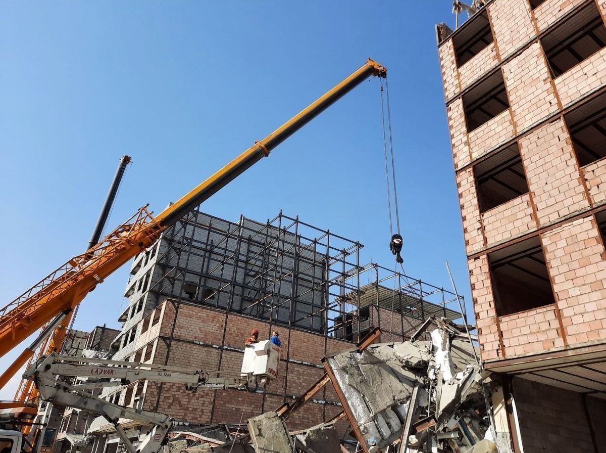 لحظه فروریختن ساختمان‌های درحال ساخت شهرک احمدیه تهران/ ویدئو