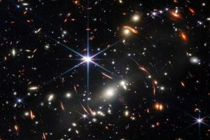 چرا فضای گیتی با وجود درخشش میلیاردها میلیارد ستاره باز هم تاریک است؟

