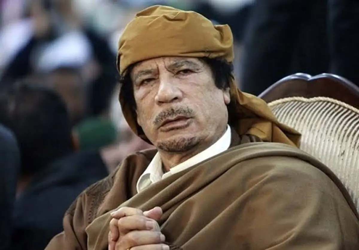 سفر در زمان: قذافی در حال دست دادن با نلسون ماندلا سال ۱۳۷۸