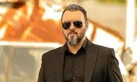 عکس خانوادگی کامبیز دیرباز در کنار همسر و دخترش