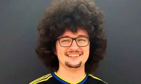 منچستر امشب ببرد این هوادار بعد از ۴۹۰ روز موهایش را می‌زند