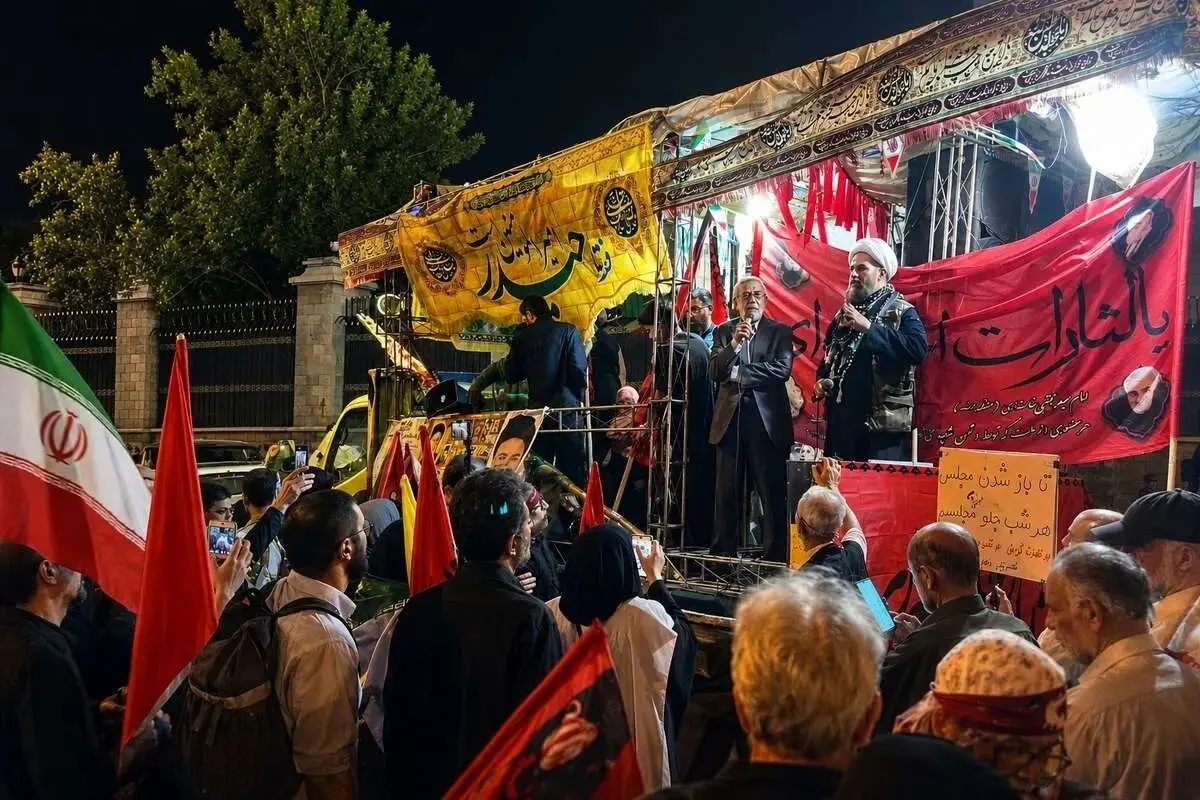 گزارش میدانی از تجمع سه‌شنبه تندروها مقابل مجلس؛ ۱۲۰ دقیقه با معترضان در بهارستان