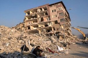 مردی که ۲۹۶ ساعت زیر آوار زلزله بود/ ویدئو 