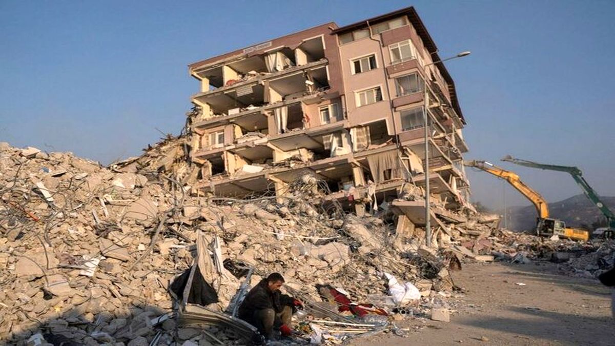 مردی که ۲۹۶ ساعت زیر آوار زلزله بود/ ویدئو 