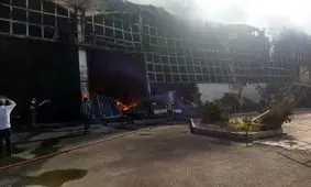 آتش‌سوزی در کارخانه مبل شمس‌‌آباد/ ویدئو