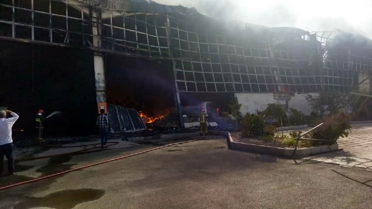 آتش‌سوزی در کارخانه مبل شمس‌‌آباد/ ویدئو