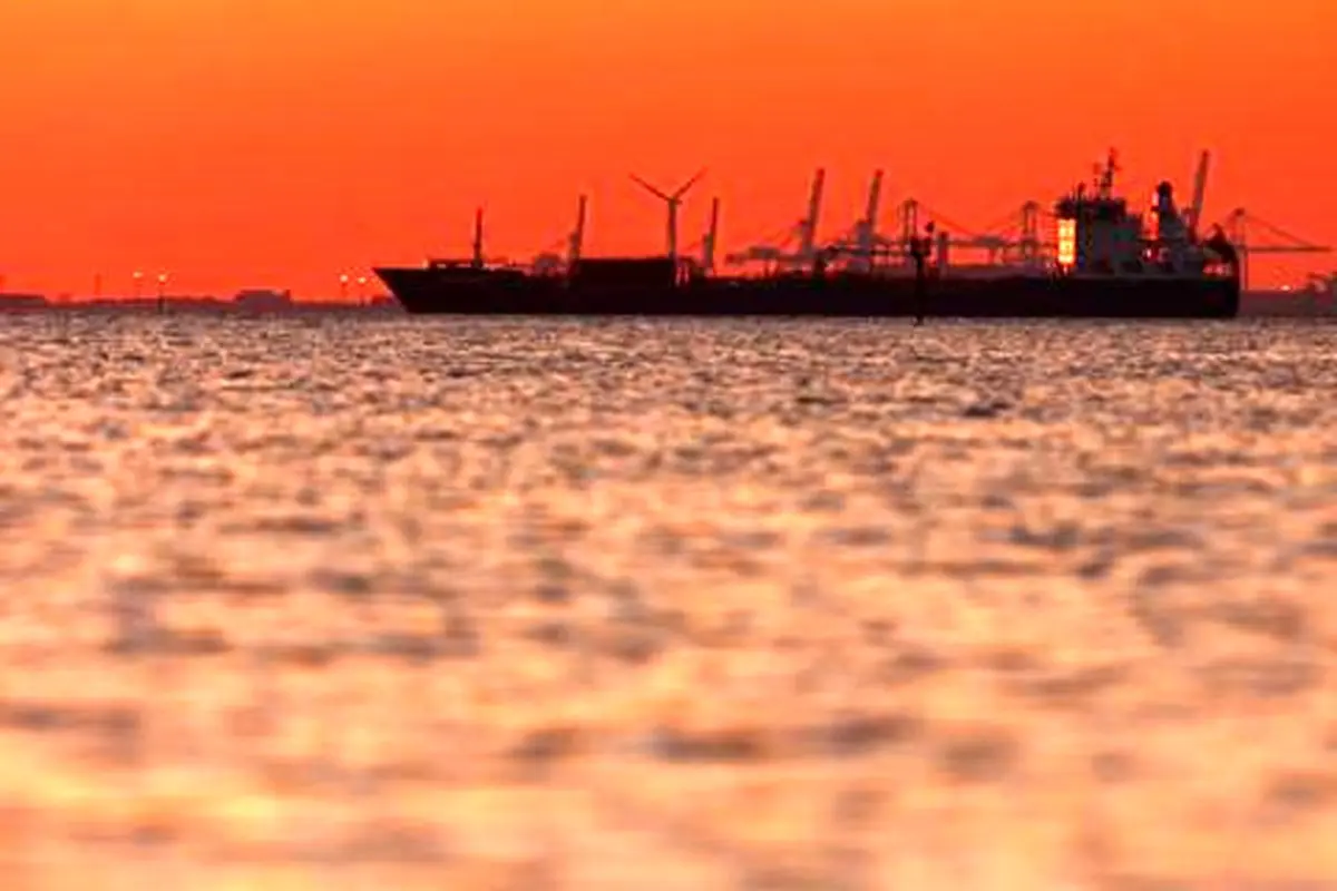 عبور سه کشتی با پرچم ایران از تنگه هرمز همزمان با خبر دستور محاصره آن از سوی ترامپ