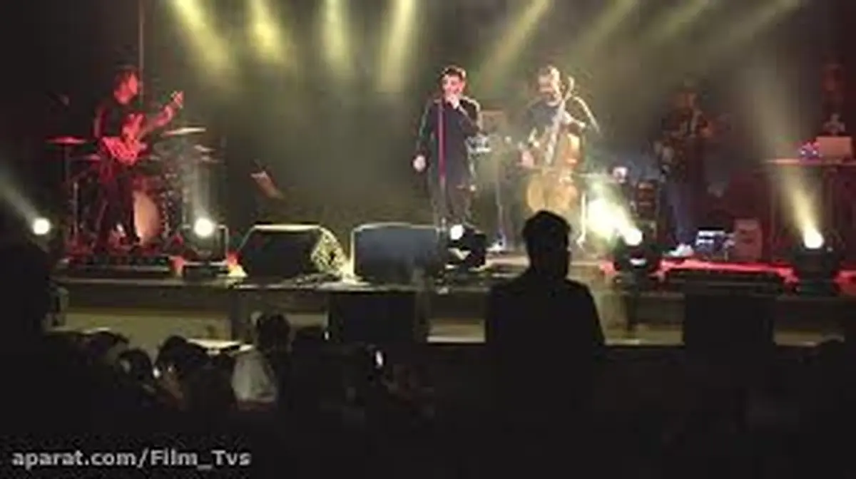 هدیه ویژه هوادار خانم به مهراد جم در حین کنسرت/ ویدئو