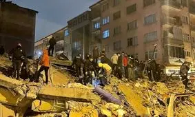 لحظه بیرون کشیدن یک نوزاد تازه به دنیا آمده از زیر آوارهای شهر حلب/ ویدئو 