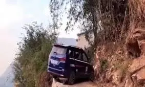 لحظات نفسگیر از دور زدن راننده ای در لبه پرتگاه/ ویدئو