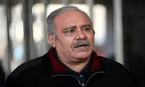 گریه و بی‌قراری نوه مرحوم «محمد کاسبی» در مراسم تشییع پدربزرگش/ ویدئو