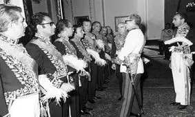 وزیر خارجه آن قسمت اظهار اطلاع مخبر نیوزویک را که گفته بود ما با اسرائیل و آمریکا تبادل اطلاعات و افسر و سرباز داریم تکذیب کرد 