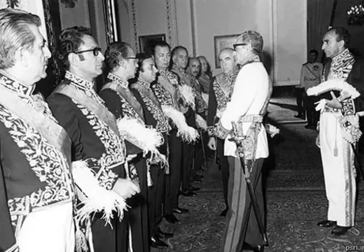 وزیر خارجه آن قسمت اظهار اطلاع مخبر نیوزویک را که گفته بود ما با اسرائیل و آمریکا تبادل اطلاعات و افسر و سرباز داریم تکذیب کرد 